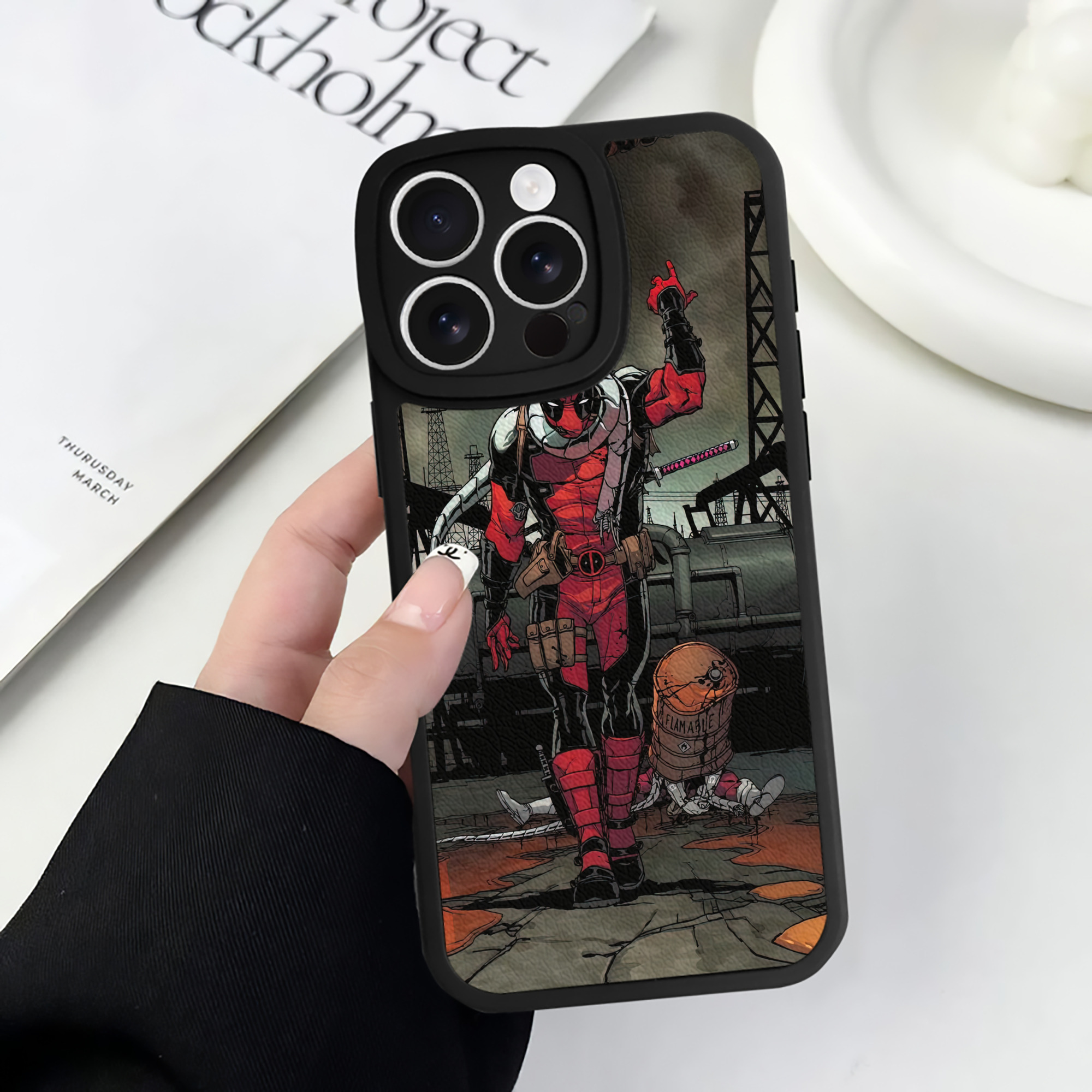 （画像用） Deadpool デッドプール 【iPhone 16シリーズ対応】シリコンスマホケース（レザー調） 材質：シリコン